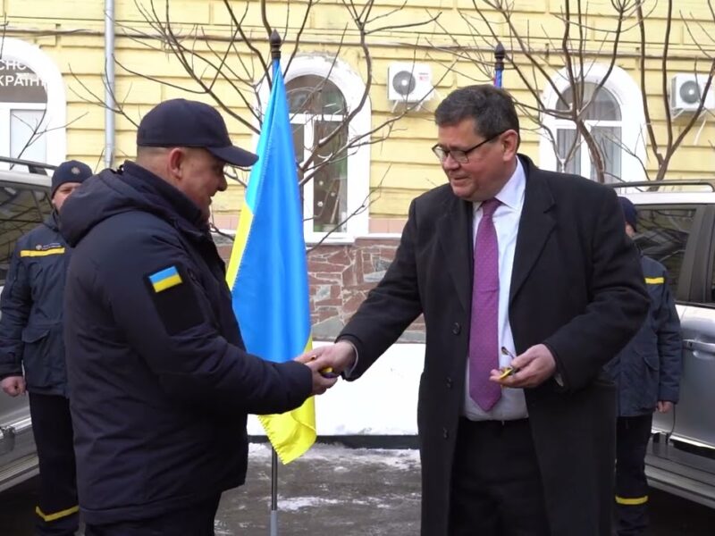 Велика Британія передала ДСНС України два броньовані автомобілі Toyota