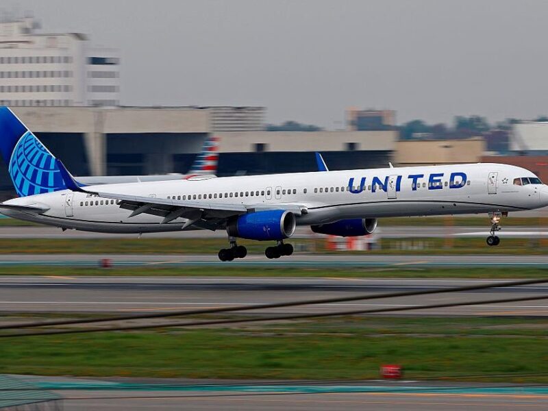 Авіакомпанії США попередили про можливу військову активність