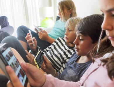 Австралія заборонила соцмережі для дітей і змусила Meta видалити їх акаунти