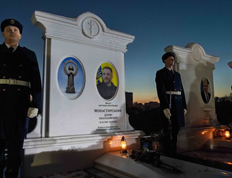 Авіакатастрофа в Броварах: керівництво МВС вшанувало пам’ять усіх загиблих