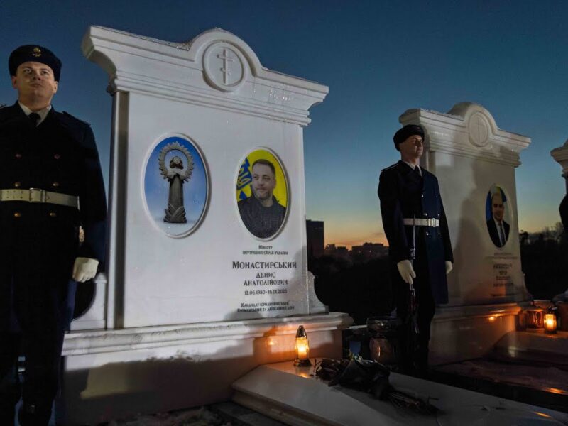 Авіакатастрофа в Броварах: керівництво МВС вшанувало пам’ять усіх загиблих