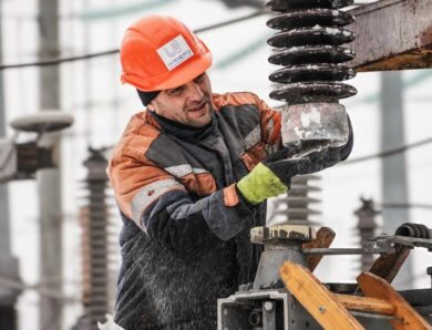 Більшість областей України аварійно знеструмлені