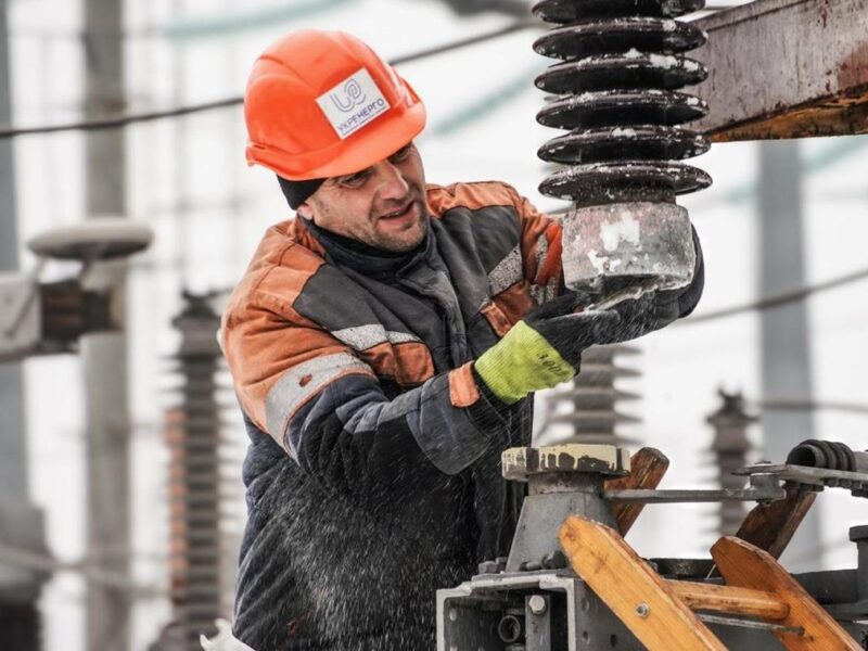 Більшість областей України аварійно знеструмлені