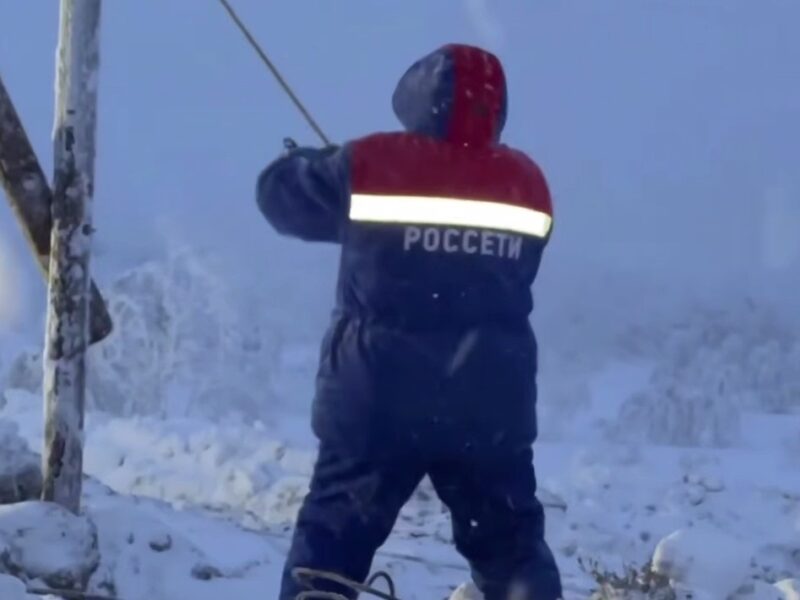 Блекаут в РФ: у Мурманську поставили дерев’яні ЛЕП