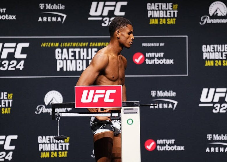 Борець UFC зійшов із ваг і простерся плазом