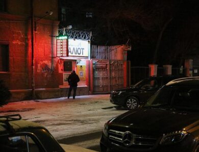 Долар всьоме оновив рекорд з початку року