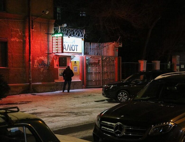 Долар всьоме оновив рекорд з початку року