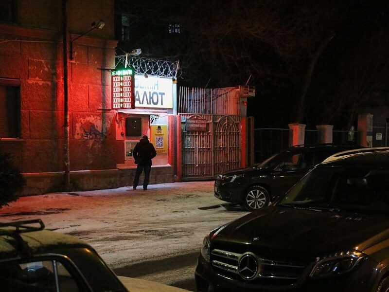 Долар всьоме оновив рекорд з початку року