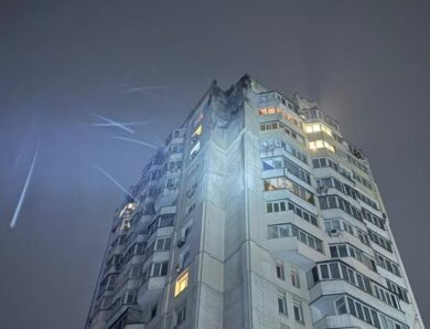 Дрон росіян пошкодив багатоповерхівку в Києві