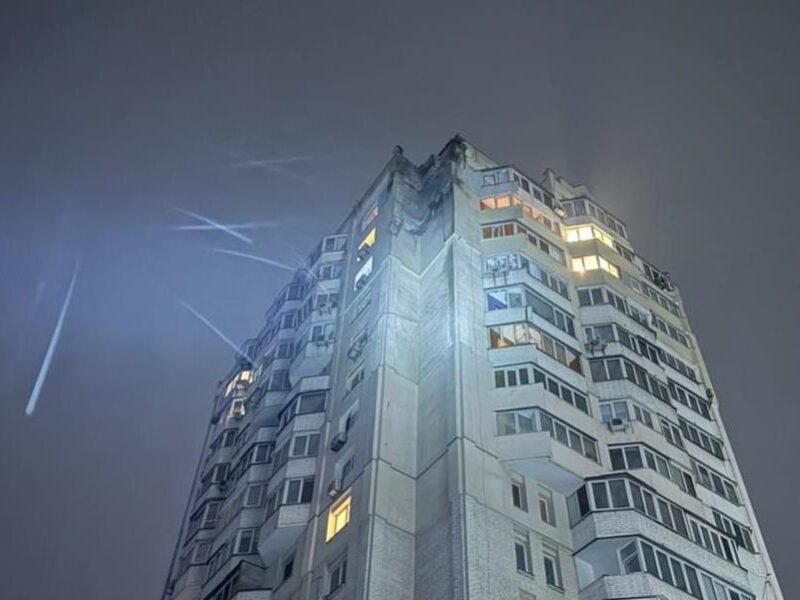 Дрон росіян пошкодив багатоповерхівку в Києві