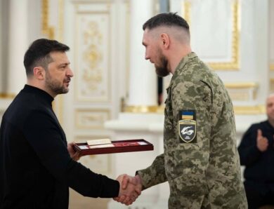 Володимир Зеленський вручив нагороди українським героям та їхнім родинам