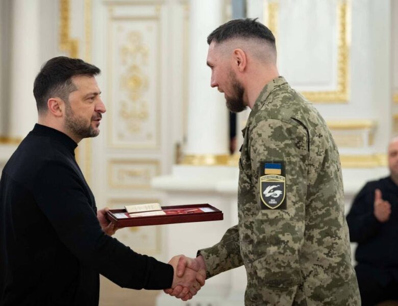 Володимир Зеленський вручив нагороди українським героям та їхнім родинам