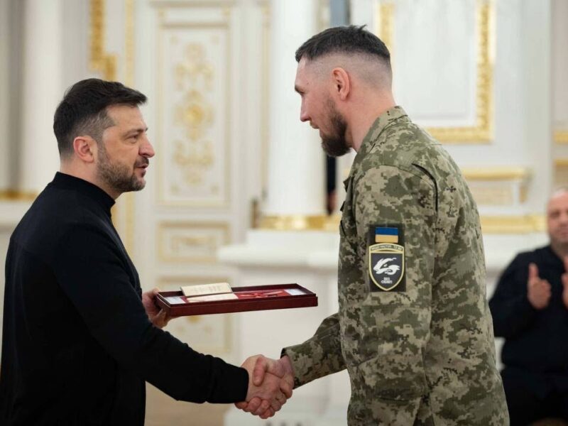 Володимир Зеленський вручив нагороди українським героям та їхнім родинам