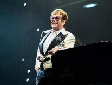 Елтон Джон зробив намисто з власних колінних чашечок