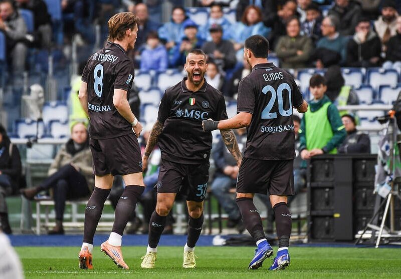 Емоційні італійці заробили три вилучення в матчі Наполі-Лаціо