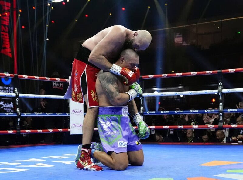 Ф&rsquo;юрі тепло привітав Усика з днем народження