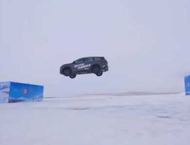 Китайське авто поставило рекорд з найдовшого стрибка на крижаному трампліні