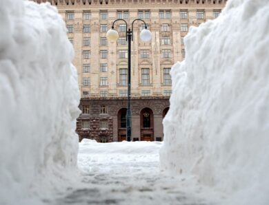 Киян закликали зачинити вікна через пожежу на складах