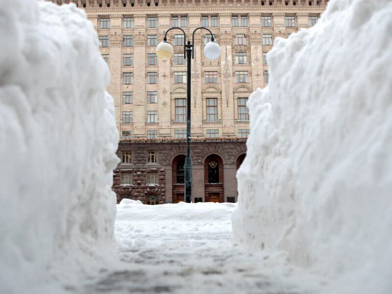 Киян закликали зачинити вікна через пожежу на складах