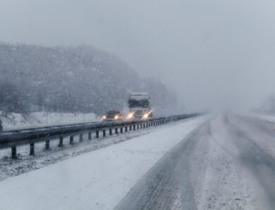 Крижаний дощ і вітер ускладнили ситуацію на дорогах Херсонщини