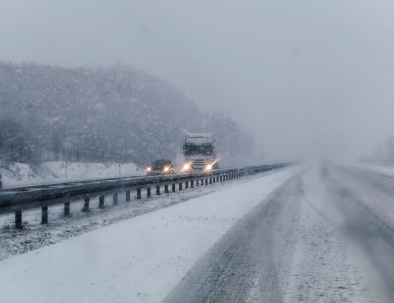 Крижаний дощ і вітер ускладнили ситуацію на дорогах Херсонщини