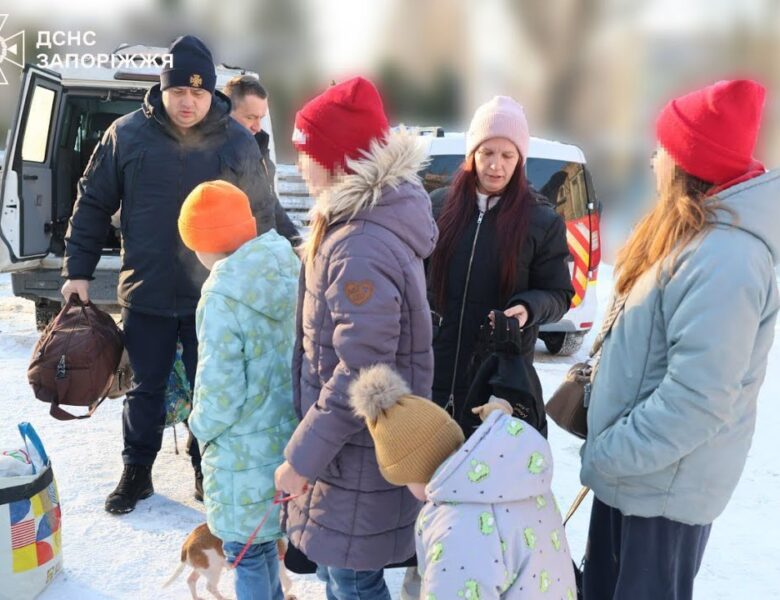 Запоріжжя: Офіцери ДСНС вивезли з-під обстрілів сім’ї з дітьми та їхніх улюбленців