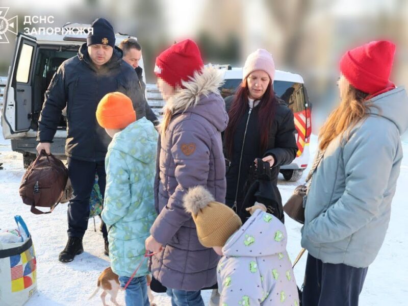 Запоріжжя: Офіцери ДСНС вивезли з-під обстрілів сім’ї з дітьми та їхніх улюбленців