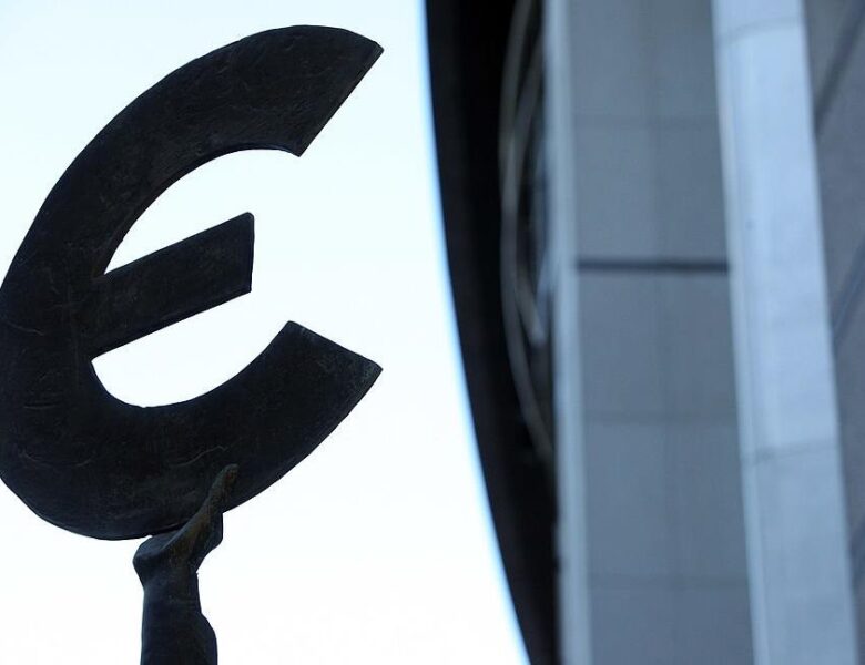 Курс євро подолав психологічний рубіж в Україні