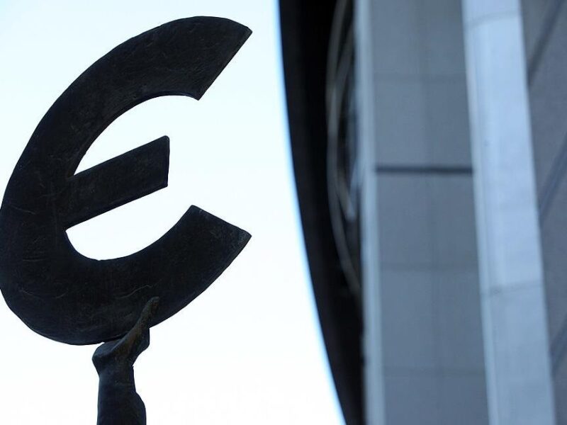 Курс євро подолав психологічний рубіж в Україні