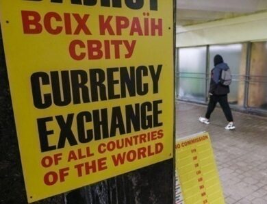 Курс євро подолав важливий рубіж, долар падає