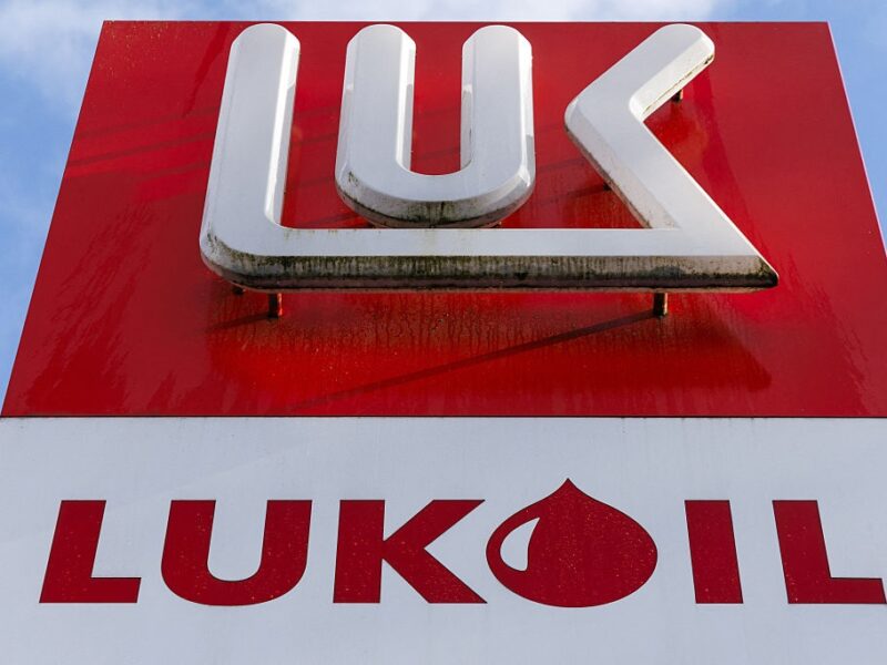 Лукойл домовився про продаж міжнародних активів