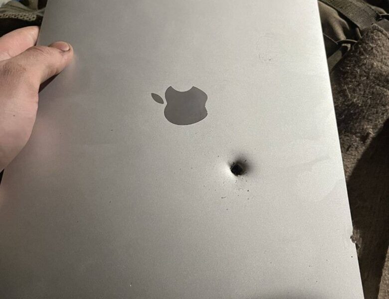 MacBook зберіг життя військовому, зупинивши уламок снаряда