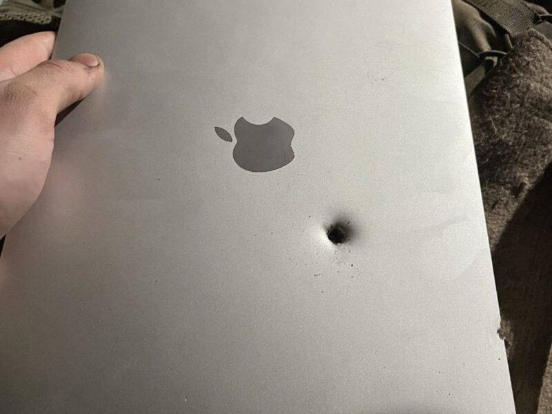 MacBook зберіг життя військовому, зупинивши уламок снаряда