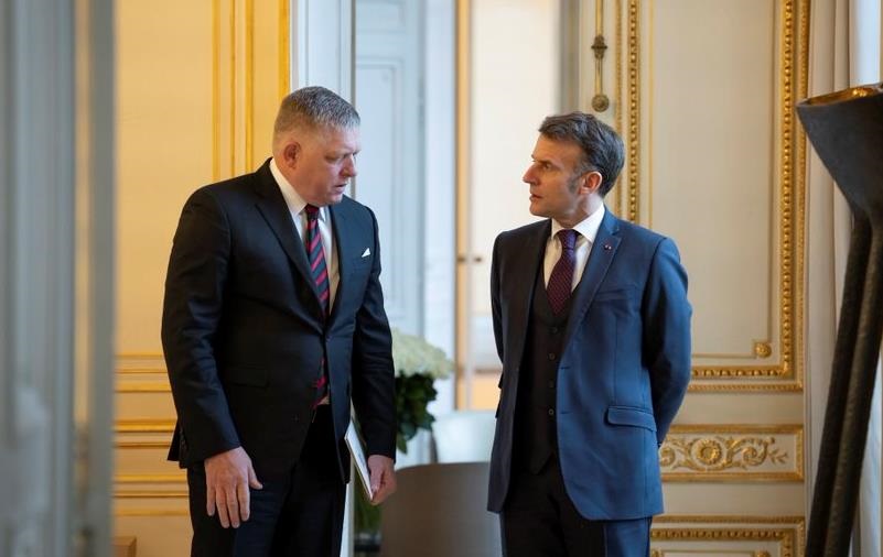 Макрон і Фіцо обговорили “стратегічне пробудження” і допомогу Україні