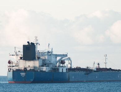 Макрон пояснив, чому Франція відпустила “тіньовий танкер” РФ