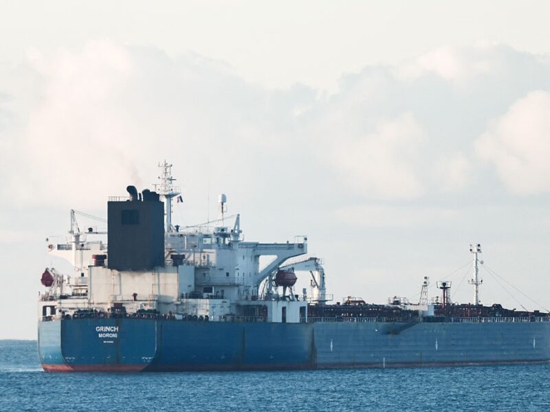 Макрон пояснив, чому Франція відпустила “тіньовий танкер” РФ