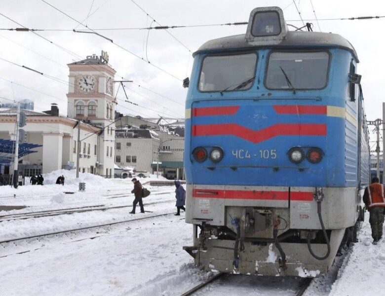 Масштабні знеструмлення: УЗ перевела потяги на резервну теплотягу