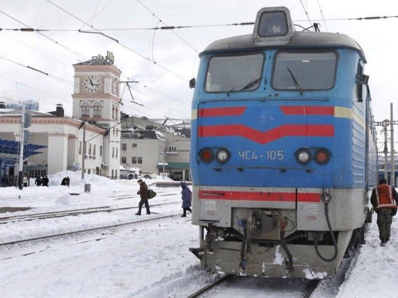 Масштабні знеструмлення: УЗ перевела потяги на резервну теплотягу