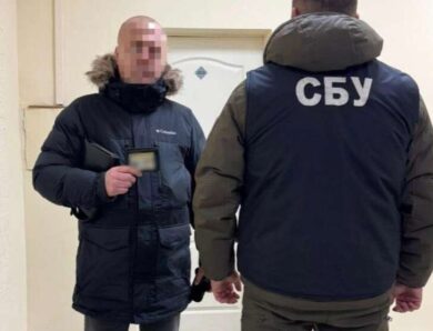 На Чернігівщині викрили системну корупційну схему в податковій службі