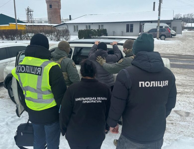 На Хмельниччині затримано вимагача, що тероризував родину військового