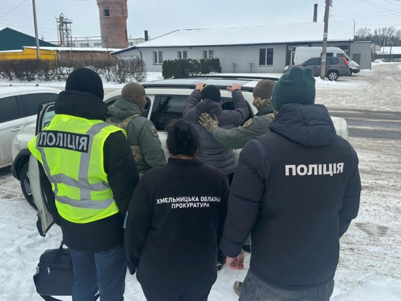 На Хмельниччині затримано вимагача, що тероризував родину військового