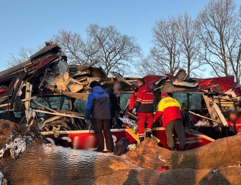 На Львівщині автобус налетів на відбійник, є поранені