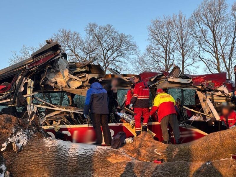 На Львівщині автобус налетів на відбійник, є поранені