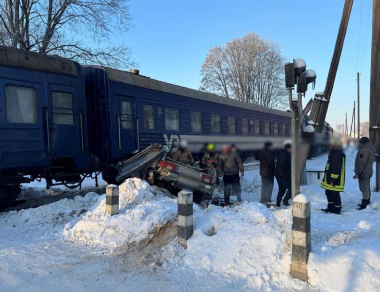 На Прикарпатті потяг зіткнувся з автомобілем