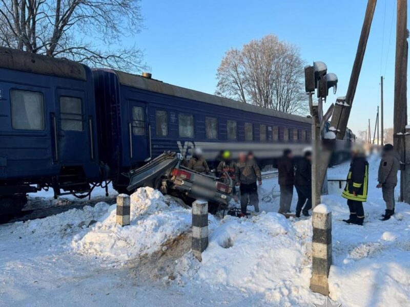 На Прикарпатті потяг зіткнувся з автомобілем