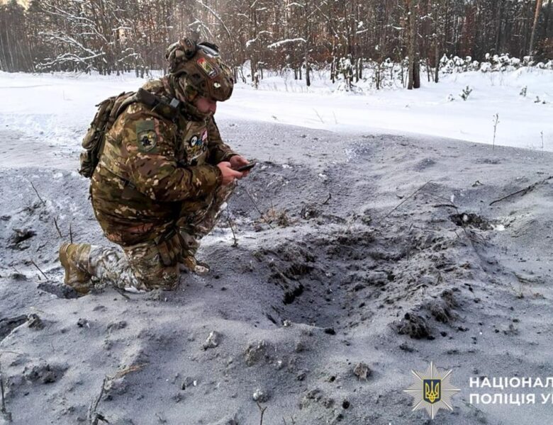 На Рівненщині дрони РФ скинули вибухівку біля залізниці