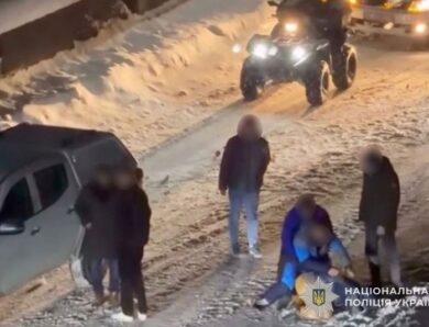 На Тернопільщині двоє молодиків побили військового після ДТП