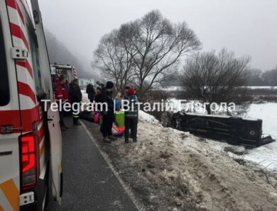 На Закарпатті перекинувся автобус з дітьми