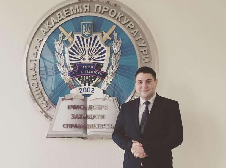 Начальник управління ОГП Іван Невідомий користується елітним авто під час війни, а родина декларує мільйонні доходи