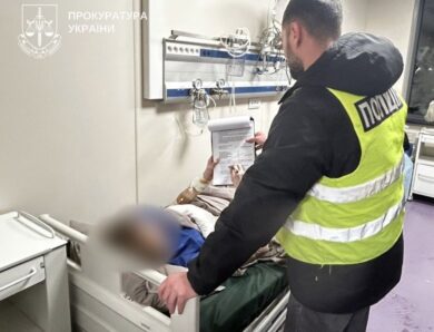 Напав з ножем на вчительку та однокласника: підліток отримав підозру